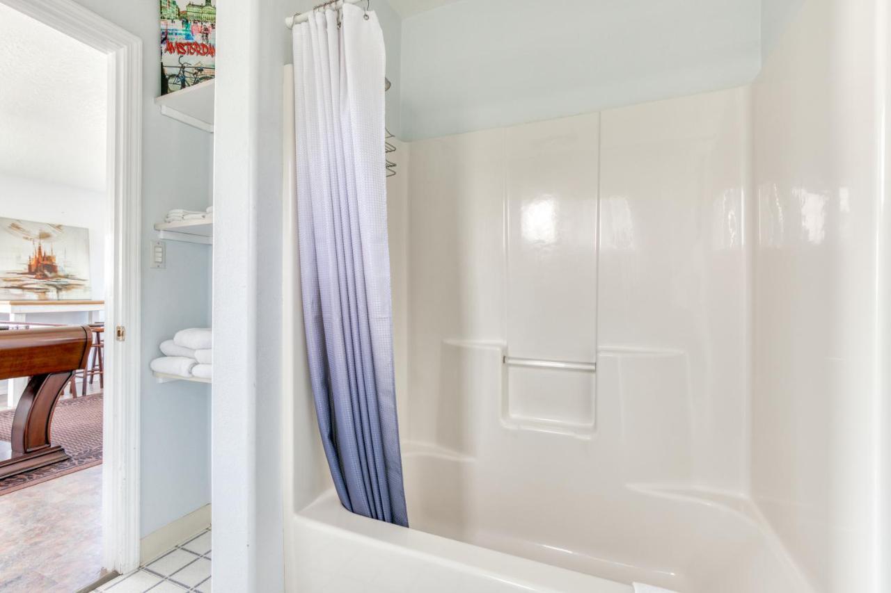 Pearl Off The Prom Villa Сийсайд Екстериор снимка